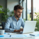 Jeune professionnel au bureau moderne avec ordinateur et graphiques marketing