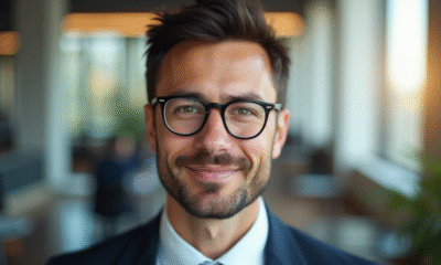 Professionnel confiant dans un bureau lumineux et moderne